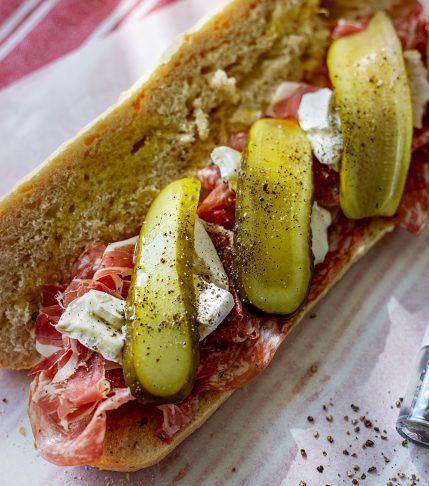Picknick Baguette mit Fenchelsalami, Prosciutto und Ziegenkäse