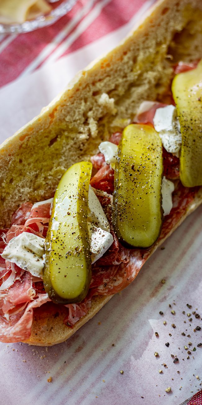 Picknick Baguette mit Fenchelsalami, Prosciutto und Ziegenkäse
