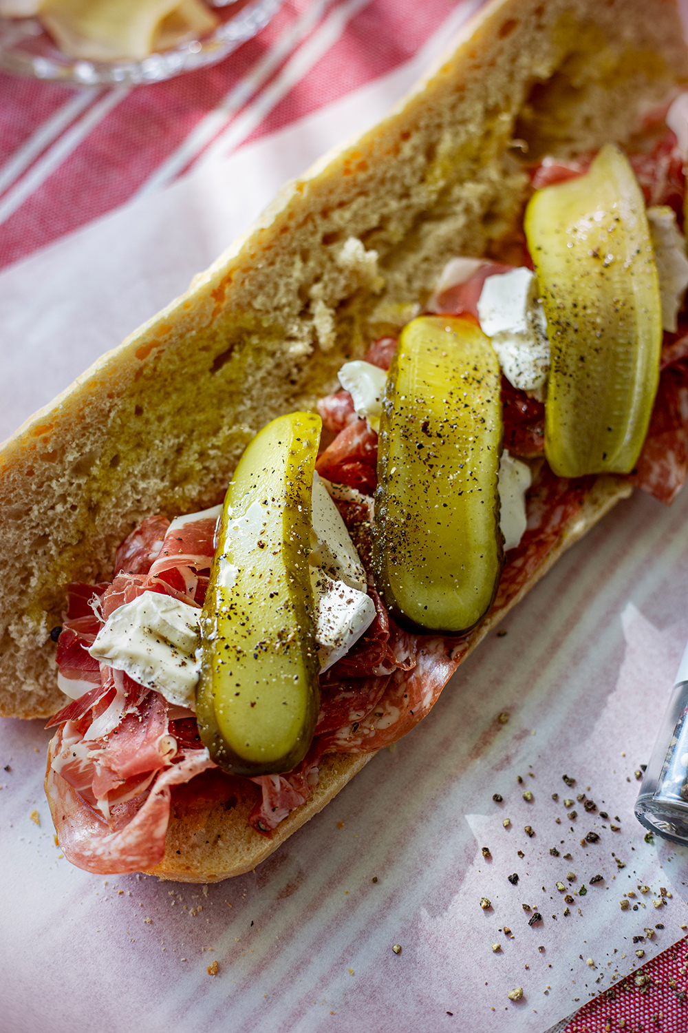 Picknick Baguette mit Fenchelsalami, Prosciutto und Ziegenkäse