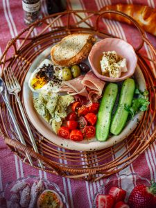 Mediterane Snack Plate mit Zutaten nach Wahl sowie VIOLAS' Gewürzen und Knoblauch-Creme