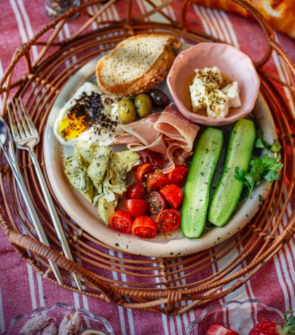 Mediterane Snack Plate mit Zutaten nach Wahl sowie VIOLAS' Gewürzen und Knoblauch-Creme
