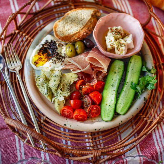 Mediterane Snack Plate mit Zutaten nach Wahl sowie VIOLAS' Gewürzen und Knoblauch-Creme