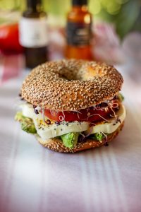 Picknick Bagel mit Avocado und Mozzarella