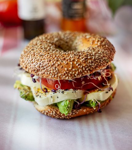 Picknick Bagel mit Avocado und Mozzarella