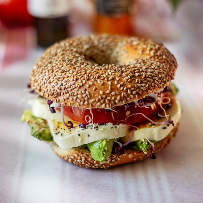 Picknick Bagel mit Avocado und Mozzarella